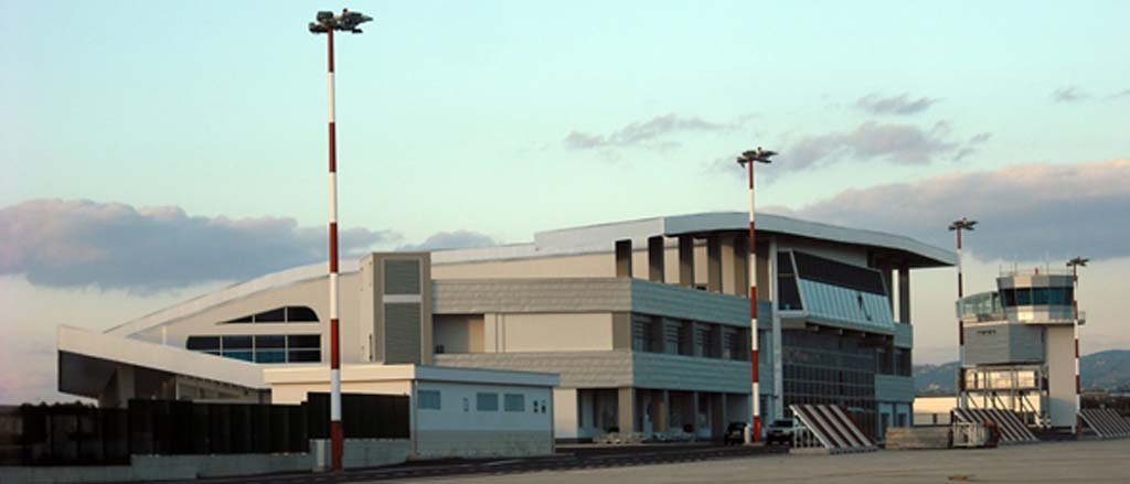 Comiso Terminal passeggeri e torre di controllo lato piazzale